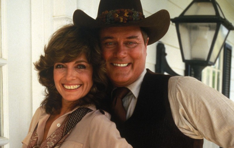 ARE 74 de ani, dar nu-i dai VÂRSTA! SUE ELLEN din ”DALLAS” se ține BINE DE TOT! | FOTO