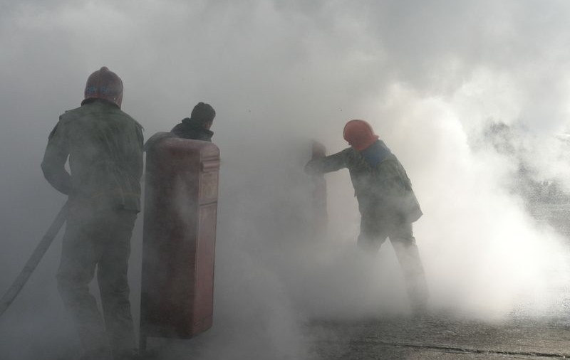 Două maşini distruse într-un incendiu pe Calea Rahovei
