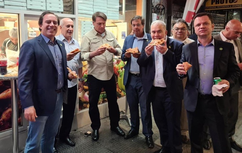 Nevaccinat anti-COVID, președintele Braziliei, Jair Bolsonaro, a fost nevoit să mănânce pe stradă la New York