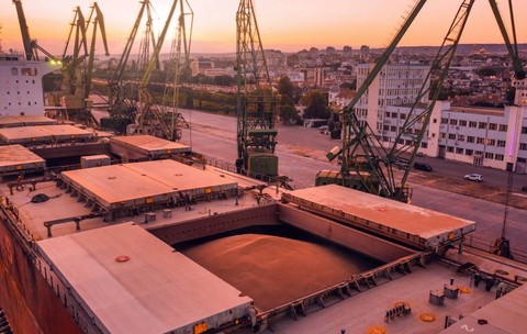 Imagine aeriană a încărcării grâului în cală, la silozul de cereale din port, la apus. Inițiativa privind cerealele de la Marea Neagră și acordul privind cerealele