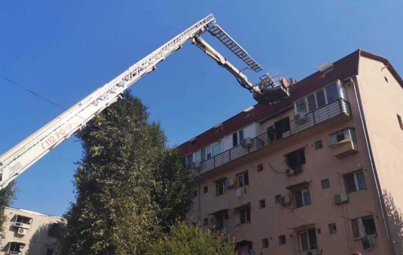 Incendiu la mansarda unui bloc din Capitală. O femeie a avut nevoie de îngrijiri medicale