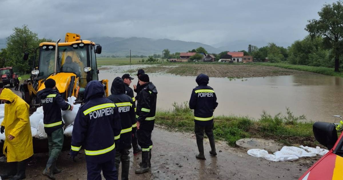 Echipajele de pompieri intervin într-o localitate din Covasna, acolo unde apa a depășit nivelul digurilor.