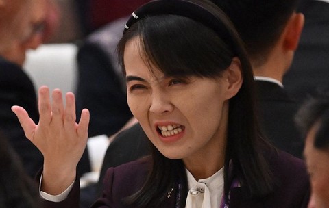 kim yo-jong, sora lui kim jong-un, nervoasa, gesticuland cu mana ridicata
