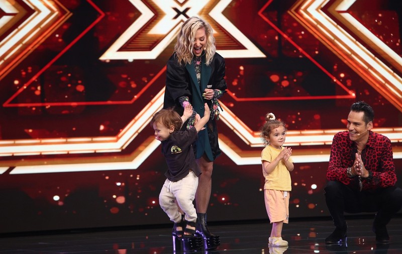 Delia și-a dus nepoții pe platourile de filmare de la „X Factor”. Cum a fost surprinsă artista în preajma lor