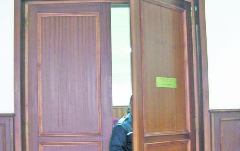 Aşa se munceşte la Tribunalul Bucureşti! În 2010, doar 25 de arhivari au avut grijă de peste 130.000 de dosare!