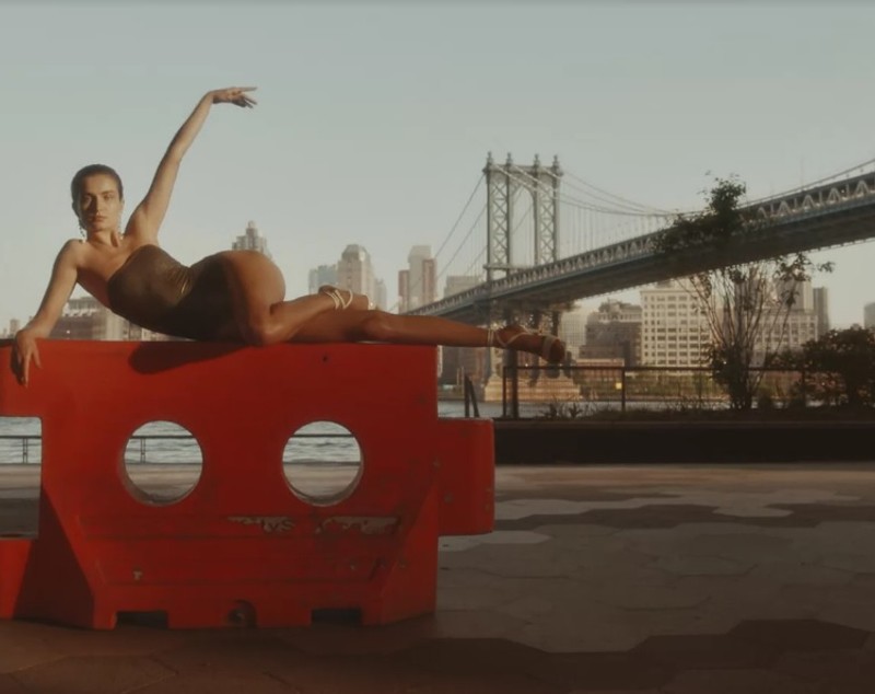 Andreea Diaconu, aproape goală pe străzile din New York! Cea mai îndrăzneață ședință foto pentru costume de baie!