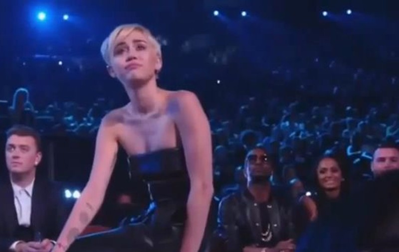 TULBURĂTOR! Miley Cyrus A FĂCUT GESTUL care O SPALĂ DE TOATE PĂCATELE