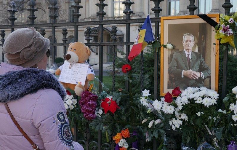 VIDEO&FOTO / Pelerinaj la Palatul Regal, în memoria Regelui Mihai. Zeci de oameni au semnat în cartea de condoleanțe