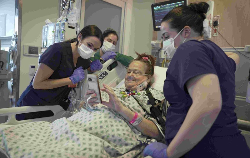 Medicii din SUA au reușit o operație de transplant al unui rinichi de porc și de montare a unui dispozitiv cardiac, prelungind viața unei femei care nu mai avea alte opțiuni | VIDEO