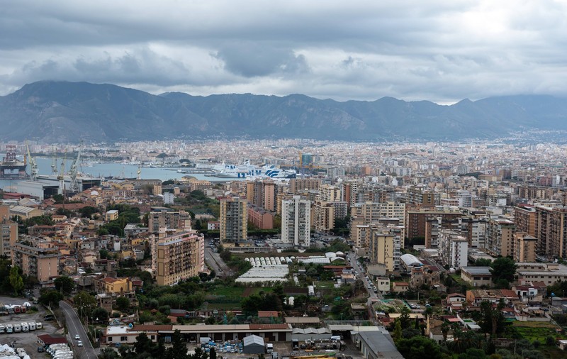 „Prădarea orașului Palermo”. Cum și-au dat mâna Mafia și politicienii corupți pentru a transforma un paradis sicilian într-o junglă de beton