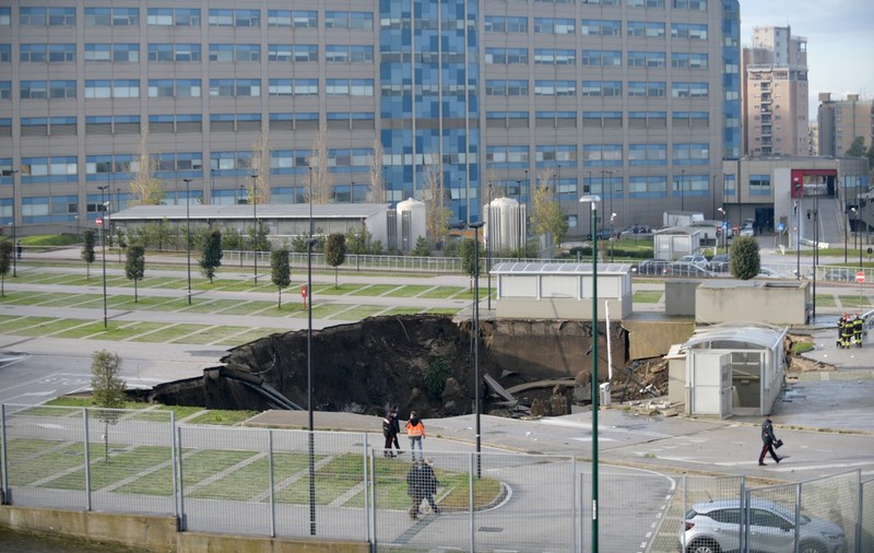 VIDEO | Explozie lângă un spital COVID din Napoli. S-a format un crater uriaș, clădirea a fost evacuată