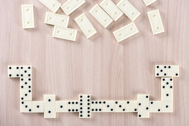 Jocul clasic de Domino se desfășoară prin plasarea pieselor pe masă