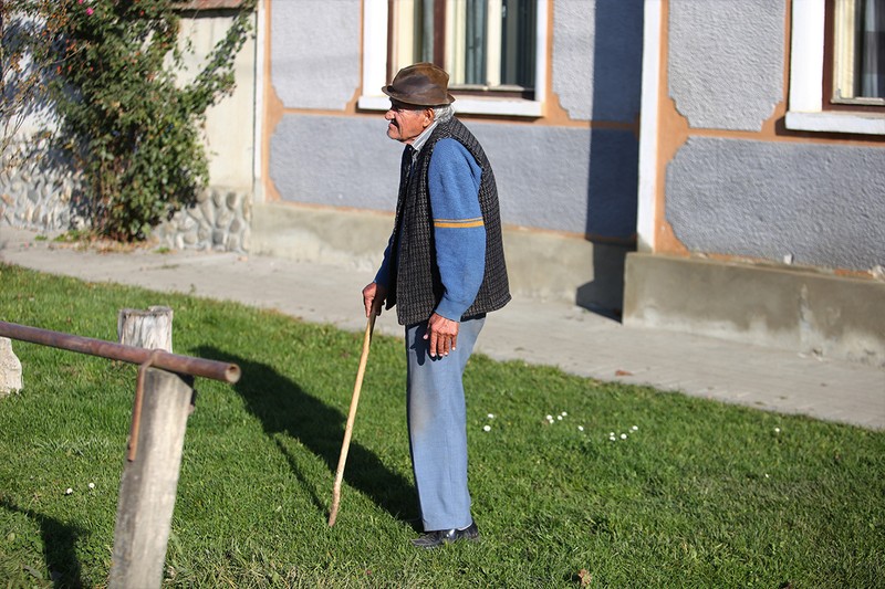 Domnul Nicolae e supărat că s-a scumpit pâinea