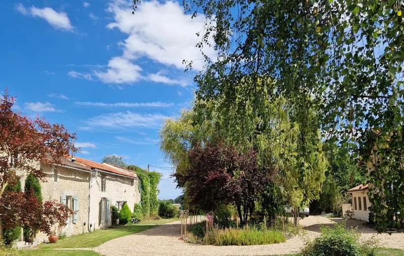 După ce au fost concediați, soții britanici și-au vândut casa din Manchester și au cumpărat un cătun în Franța, pe care l-au transformat în sat de vacanță