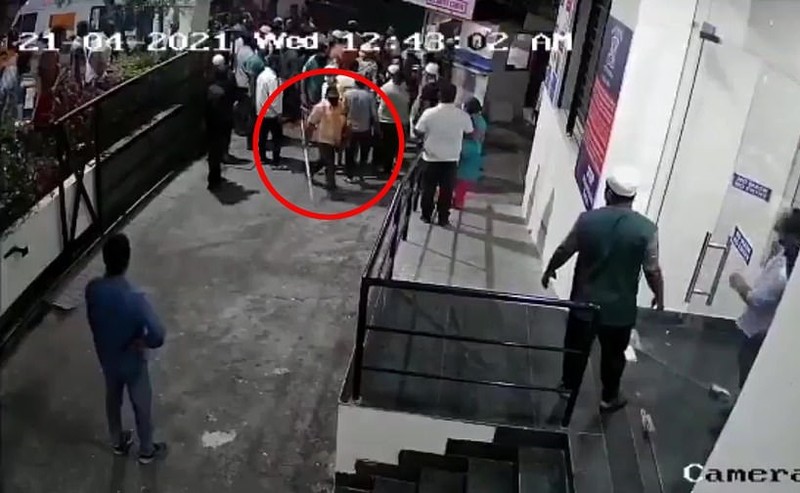 Momentul în care a început atacul asupra medicilor | Foto: Captură video