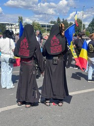 Doi bărbați îmbrăcați în haine monahale rusești la protestul ciobanilor. Sursa foto: Facebook / Corupția Ucide