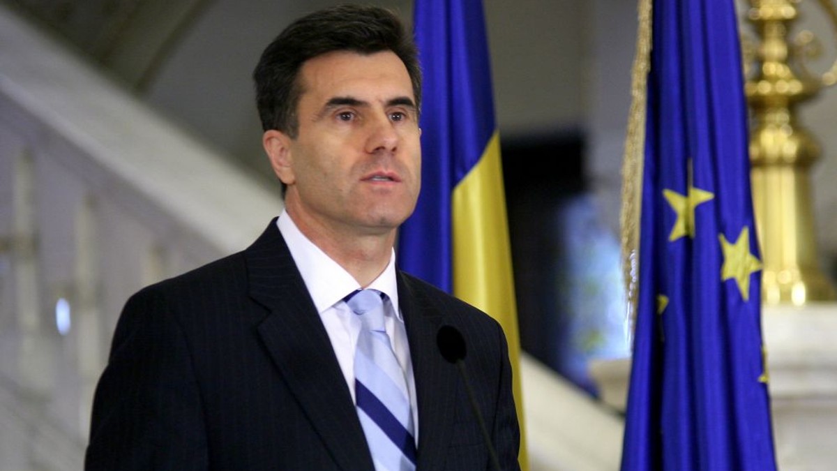 Lucian Croitoru, BNR: Ne apropiem de o recesiune similară cu cea din 2008. Lucian Croitoru la costum, cu steaguri în spate