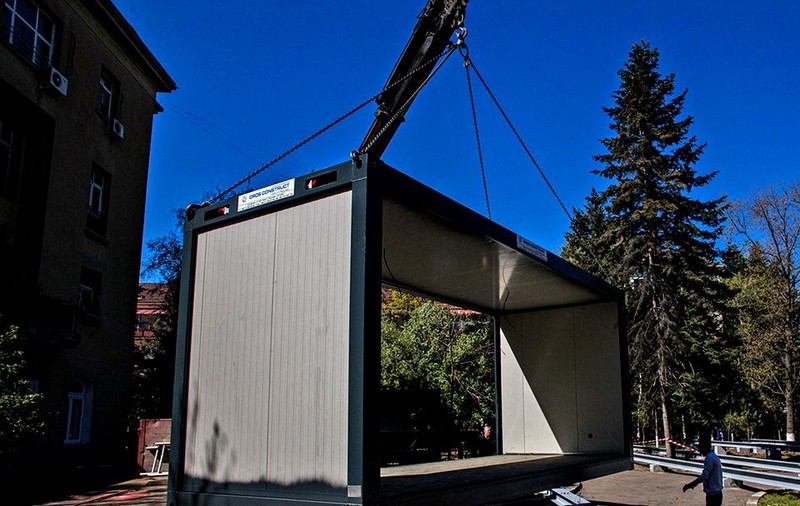 Spitalul modular pentru bolnavii COVID-19 din curtea Elias, gata de o lună, nu poate fi folosit. Managerul spitalului Elias nu a cerut aviz: "Nu am timp"