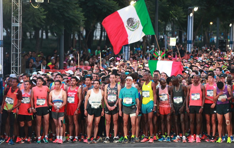 Șase participante la un maraton au fost închise într-o baie și jefuite