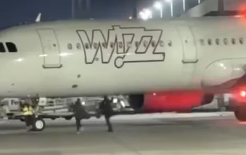 Români filmați alergând după un avion Wizz Air, pe pista aeroportului din Köln: „Câtă minte să ai? Nu vei ajunge la bord, vei fi arestat sau, mai rău, aspirat de motor” | VIDEO