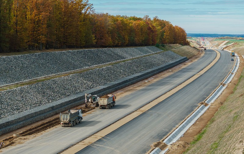 Autostrăzile din România cedează de două ori mai repede decât cele din Occident. Explicațiile unui constructor român