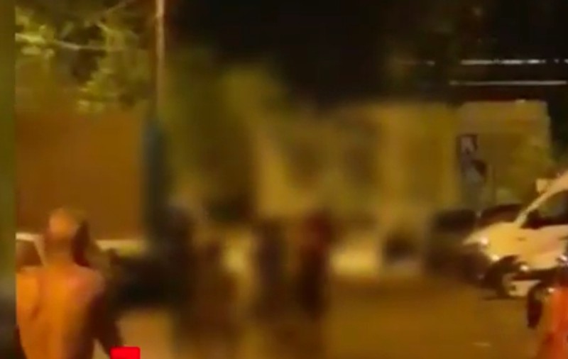 VIDEO | Imagini incredibile din cartierul Rahova din București. Bătaie ca între interlopi cu o sabie și cu bâta