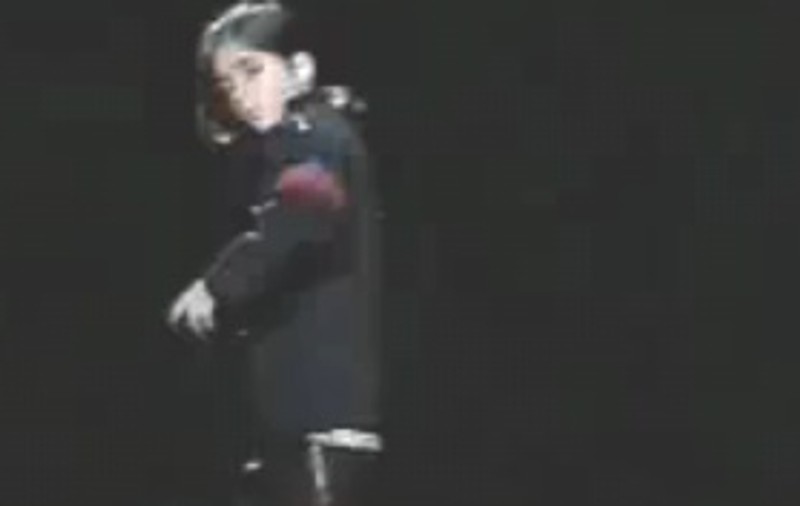 Omer, fiul "secret" al lui Michael, îl imită pe megastar / Video