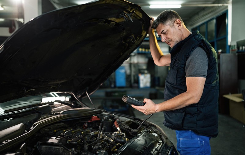 Ce verificări auto poți face acasă fără să înlocuiești vizita la service