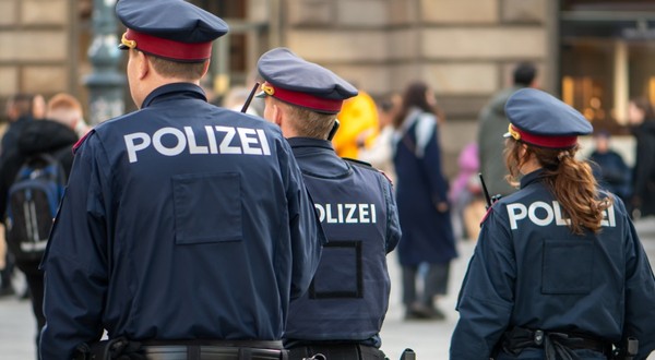 Trei polițiști care patrulează pe stradă