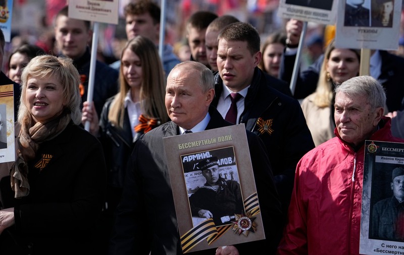 Sute de mii de oameni au defilat alături de Putin la marșul „Regimentului Nemuritor”, pe străzile Moscovei