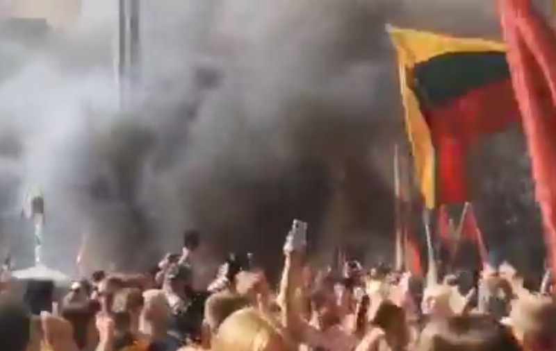 Proteste violente în Lituania, după un plan privind interzicerea accesului persoanelor nevaccinate în autobuze