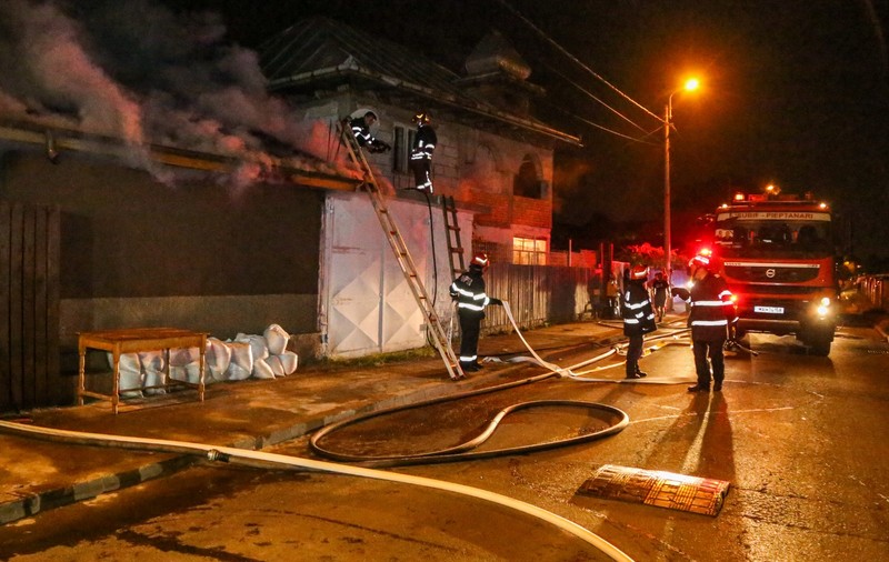 O persoană a fost găsită moartă după un incendiu izbucnit în sectorul 5 din București