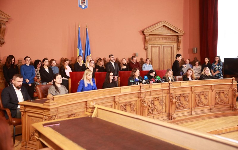 Conferința de la CAB, comparată de CTP cu un moment din regimul Ceaușescu: „Aidoma CPEx, în spatele președintei CAB au fost aliniați 3 bărbați și 6 femei care au tăcut mâlc”