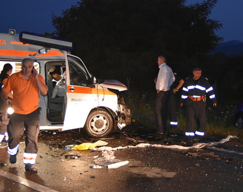 Accident violent cu ambulanța în apropiere de Caransebeș. Ambii șoferi au murit