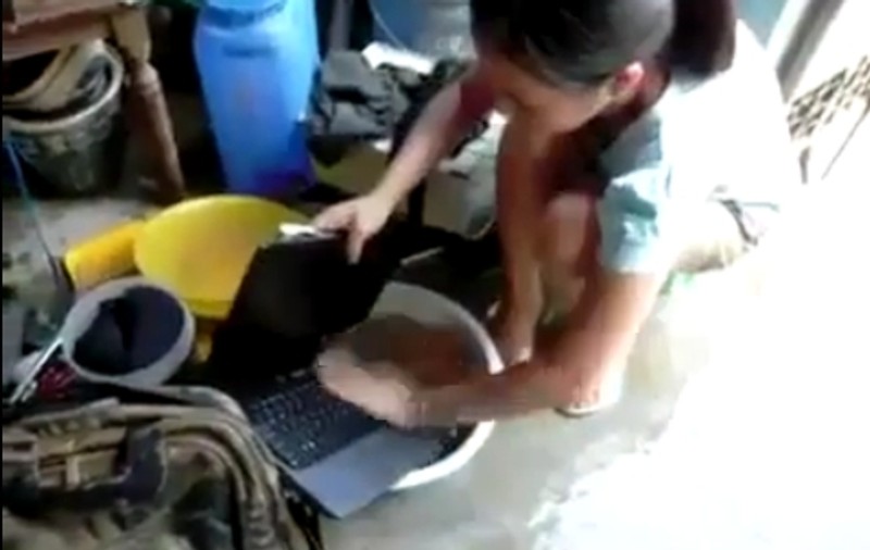 Uite cum îşi spală laptopul în găleată! | VIDEO