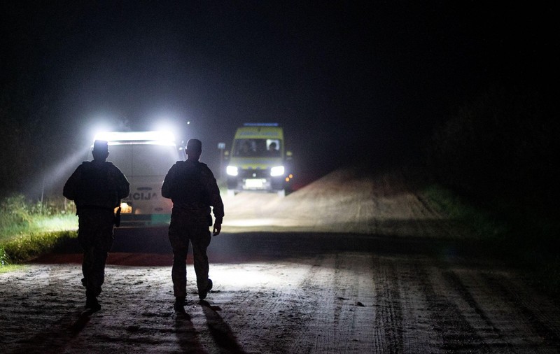 Militari lituanieni caută drona doborâtă în cursul nopții de luni spre marți Sursa foto: Profimedia