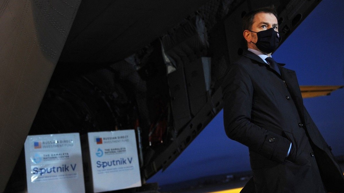 Fostul premier slovac Igor Matovic a întâmpinat la aeroport sosirea primelor doze din vaccinul Sputnik FOTO: Profimedia