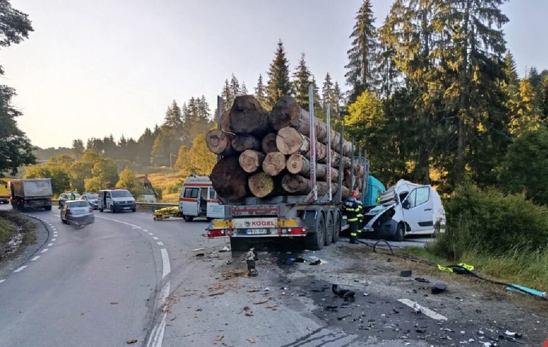 Un camion încărcat cu lemne și o autoutilitară s-au ciocnit pe DN 13A, în Băile Homorod: un bărbat a murit. A fost solicitat un elicopter SMURD