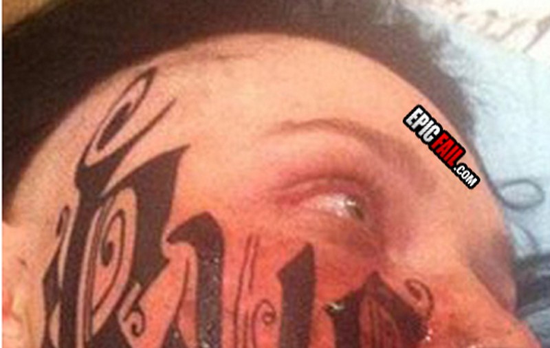 MUTILATĂ PE VIAŢĂ! O tânără s-a lăsat TATUATĂ PE FAŢĂ, cu numele iubitului ei