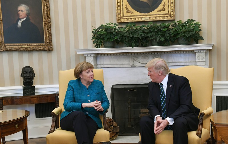 Donald Trump i-ar fi înmânat Angelei Merkel o “factură” de 300 de mld. de dolari privind datoria către NATO. Casa Albă neagă informația