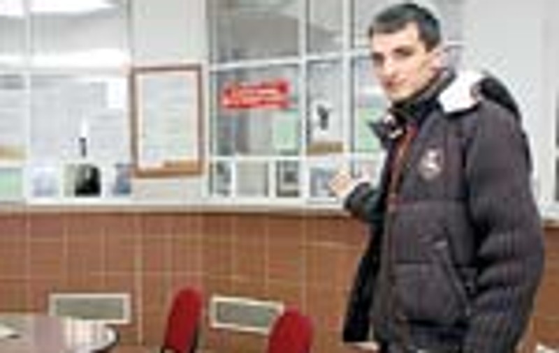Functionarii publici au somat ieri