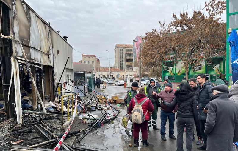 Urmările incendiului din Piața Matache. Primarul George Tuță a anunțat că hala de legume şi fructe este intactă