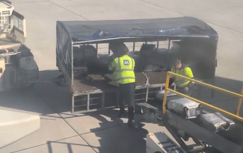 Bagajele pasagerilor, aruncate în scârbă pe Aeroportul Cluj. Filmarea virală care a declanșat ancheta autorităților