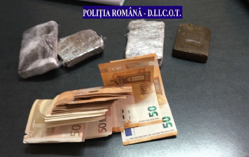 A vrut 10.000 de lei pe câteva sute de grame de hașiș, dar a ajuns în arest. Drogurile ajunseseră în România din Italia, într-un colet