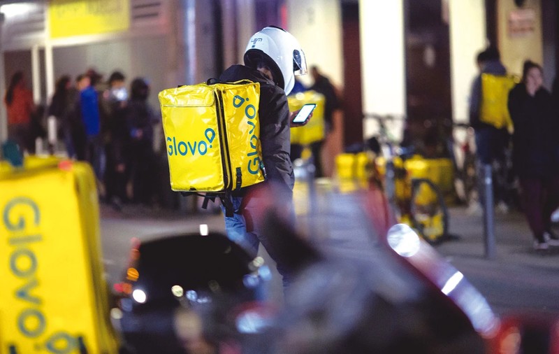 Un livrator Glovo știe pe ce a cheltuit 12.000 de lei un bucureștean, într-o singură zi. Ce comandă a avut de livrat