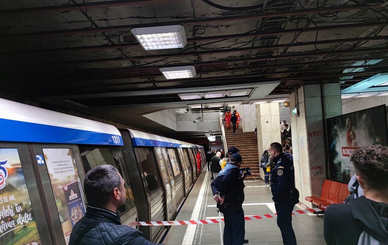 Un bărbat de 44 de ani a murit după ce s-a aruncat în fața metroului, la Aviatorilor. Circulația se desfășoară pe un singur fir