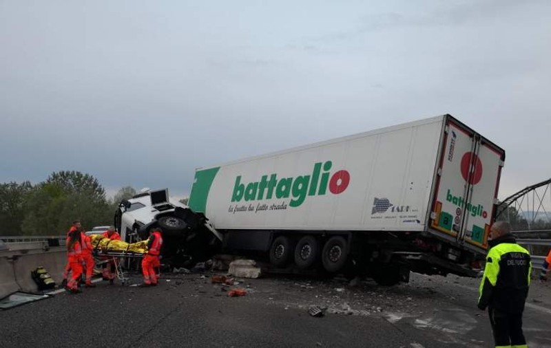 Un șofer român a scăpat miraculos cu viață după ce s-a răsturnat cu tirul în Italia