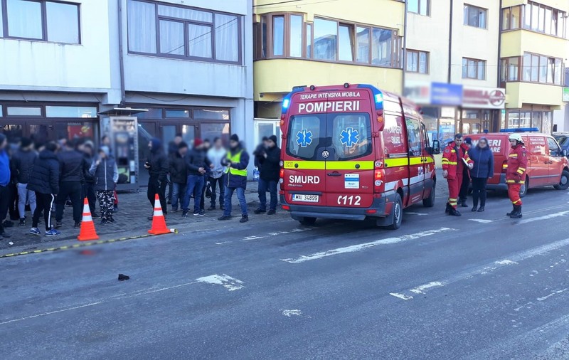 FOTO/ O femeie a fost accidentată mortal pe o trecere de pietoni din Suceava. A fost lovită în plin de un autocamion