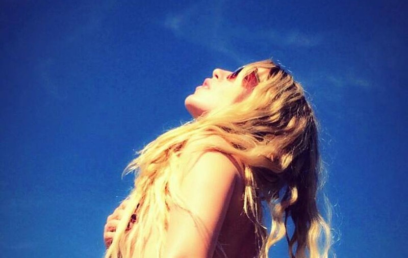 Corina, curtată SĂ POZEZE GOALĂ: ”O FAC DE BUNĂVOIE!” FOTO