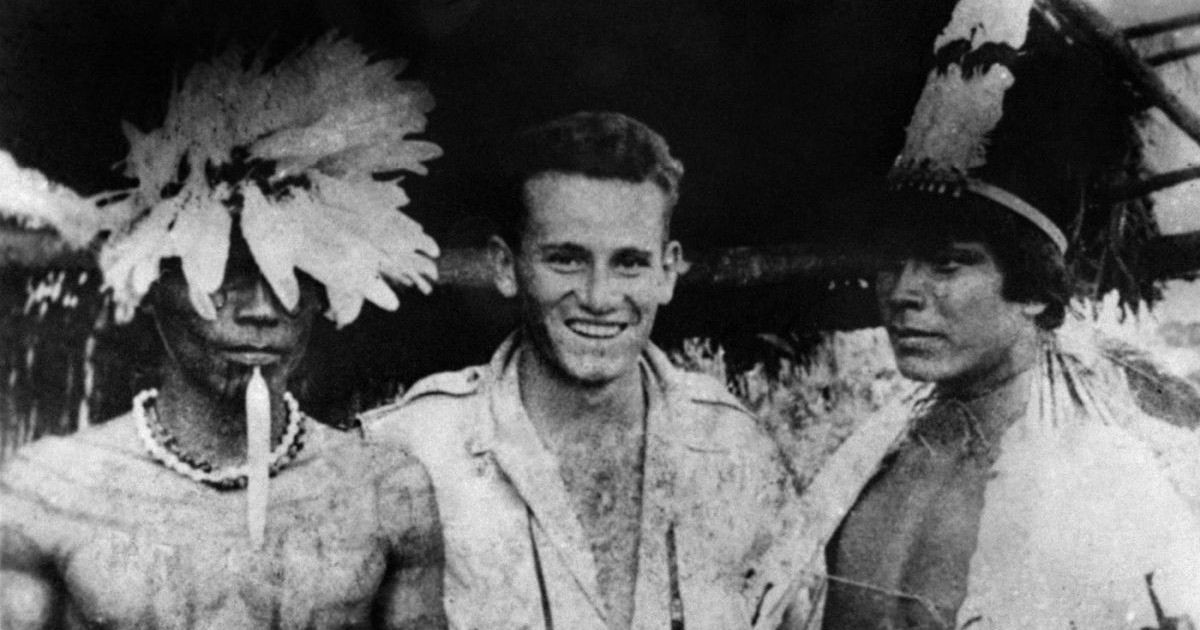 exploratorul francez Raymond Maufrais pozează cu indienii din Mato Grosso într-o locație nedivulgată din Brazilia, 15 iulie 1946